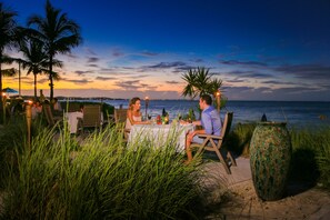 供应早餐、午餐和晚餐，国际美食，泳池景观