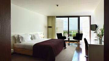 Frigobar, cofres nos quartos, escrivaninha, cortinas blackout