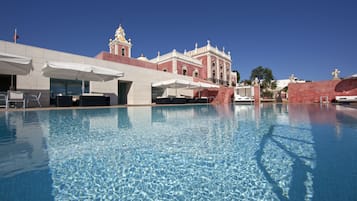 Inomhuspool, utomhuspool, parasoller och solstolar