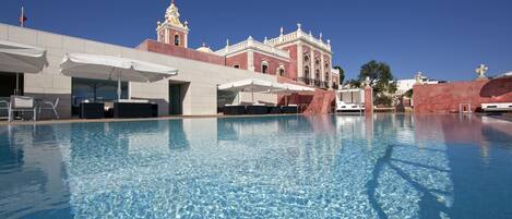 Piscine couverte, piscine extérieure, parasols de plage, chaises longues