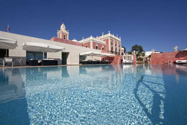 Indoor pool, outdoor pool, pool umbrellas, pool loungers - Pousada Palácio Estoi - Faro (Faro)