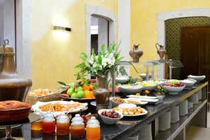 Café da manhã com buffet grátis todos os dias