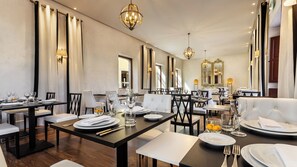 朝食、ランチ、ディナーに営業 (ポルトガル料理、屋外席)