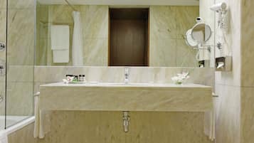 Een bad/douchecombinatie, milieuvriendelijke toiletartikelen