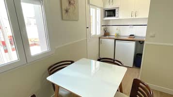 Refrigerador, microondas, placa de cocina, utensilios de cocina