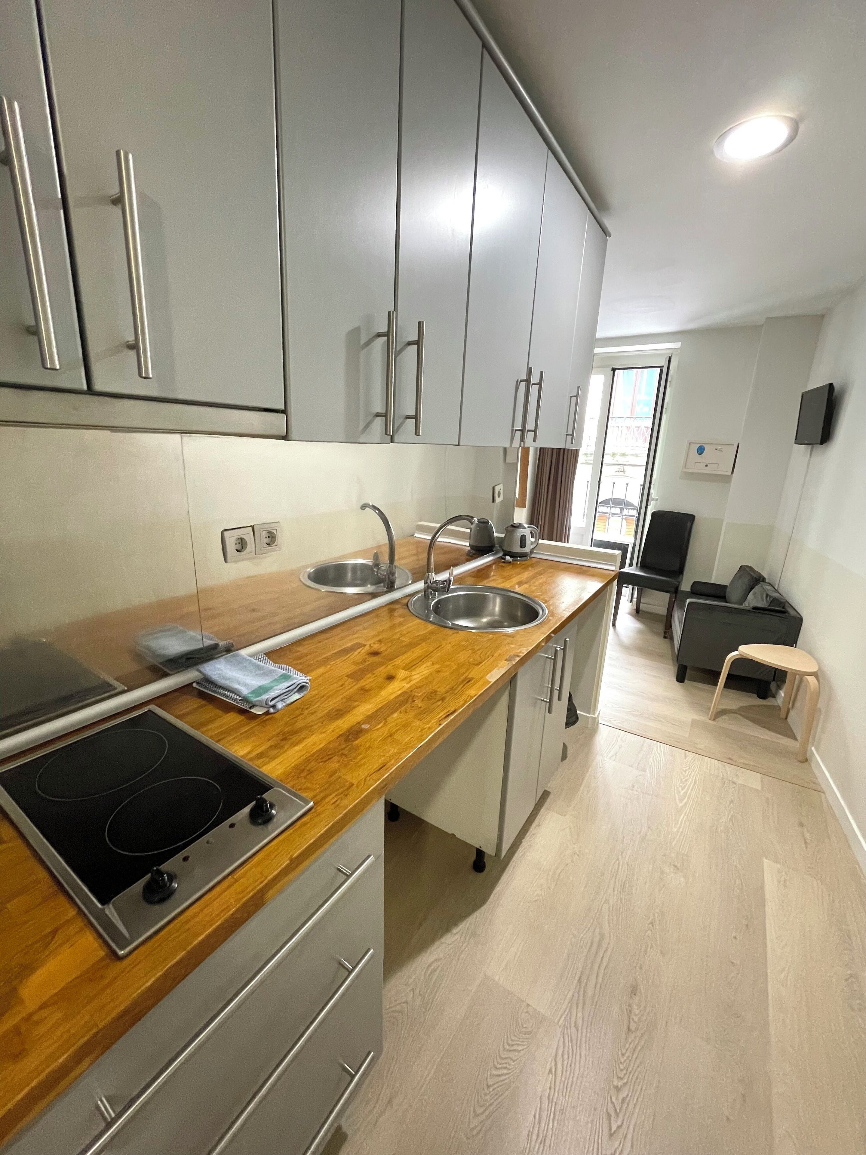 Monolocale (Exterior) | Cucina privata | Frigorifero, microonde, piano cottura, pentole/stoviglie/utensili