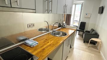 Monolocale (Exterior) | Cucina privata | Frigorifero, microonde, piano cottura, pentole/stoviglie/utensili