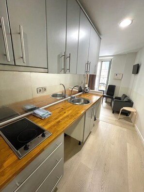 Refrigerador, microondas, placa de cocina, utensilios de cocina