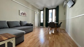 Tabla de planchar con plancha, wifi gratis y ropa de cama 