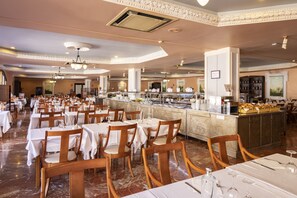 Breakfast, lunch, dinner served; Mediterranean cuisine  - Leon - Balneario de Archena (Archena)