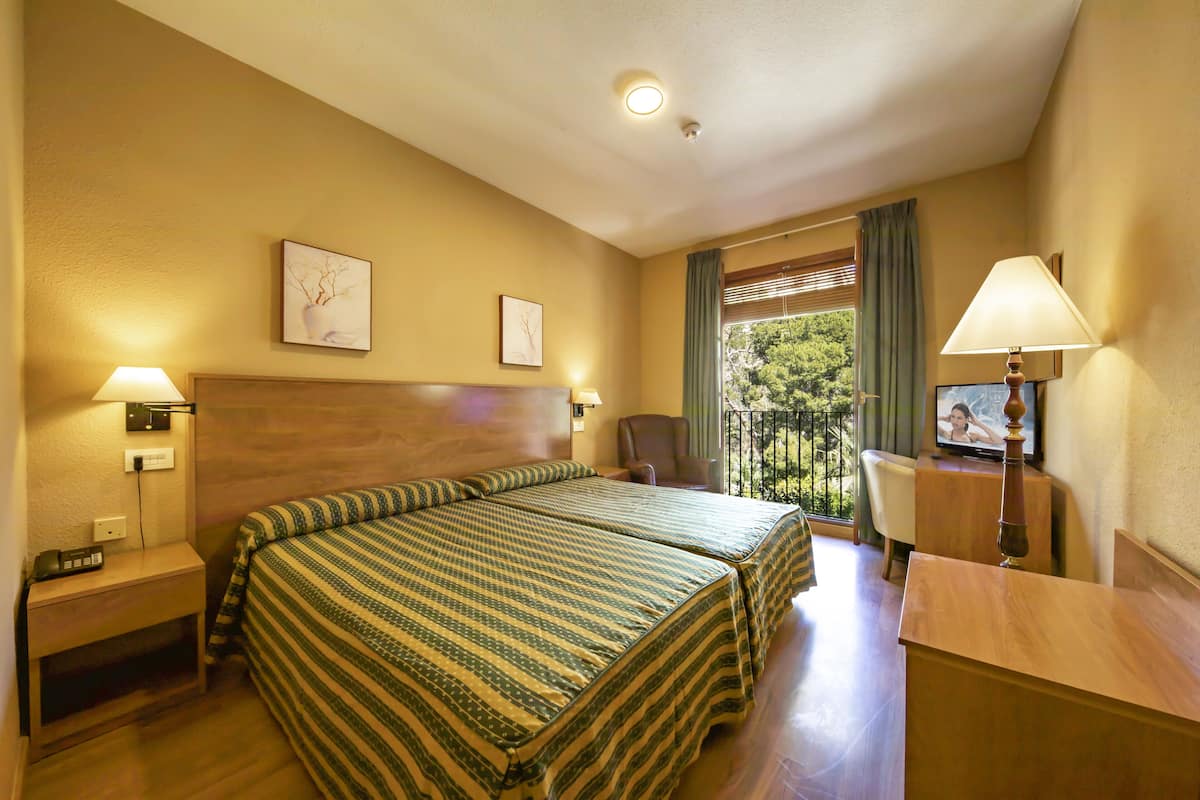 Desk, free WiFi, bed sheets
