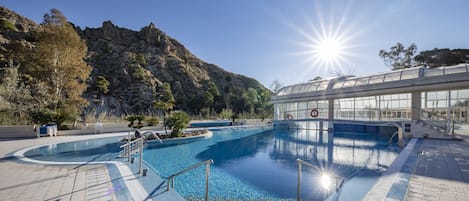 Piscine couverte, piscine extérieure, chaises longues