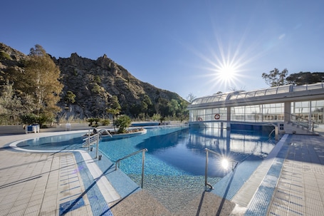 Indoor pool, outdoor pool, pool loungers. Leon - Balneario de Archena