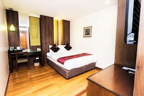 Deluxe Room | In-room safe, desk, blackout drapes, iron/ironing board