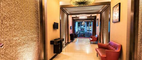 Coin salon dans le hall