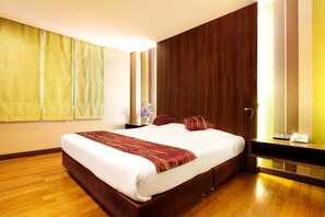 Deluxe Room | Zimmersafe, Schreibtisch, Verdunkelungsvorhänge, Bügeleisen/Bügelbrett