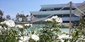 Piscine extérieure, parasols de plage, chaises longues