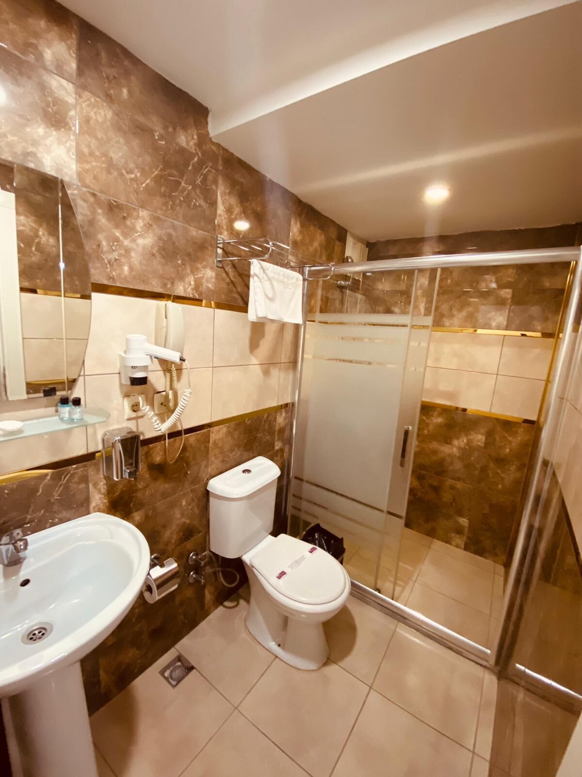 standard single room, 1 double bed | bathroom | shower, free toiletries, hair dryer, dressing gowns