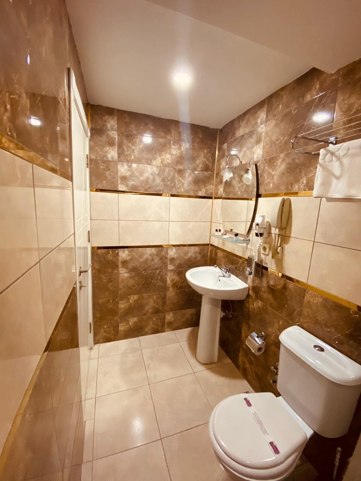 standard single room, 1 double bed | bathroom | shower, free toiletries, hair dryer, dressing gowns