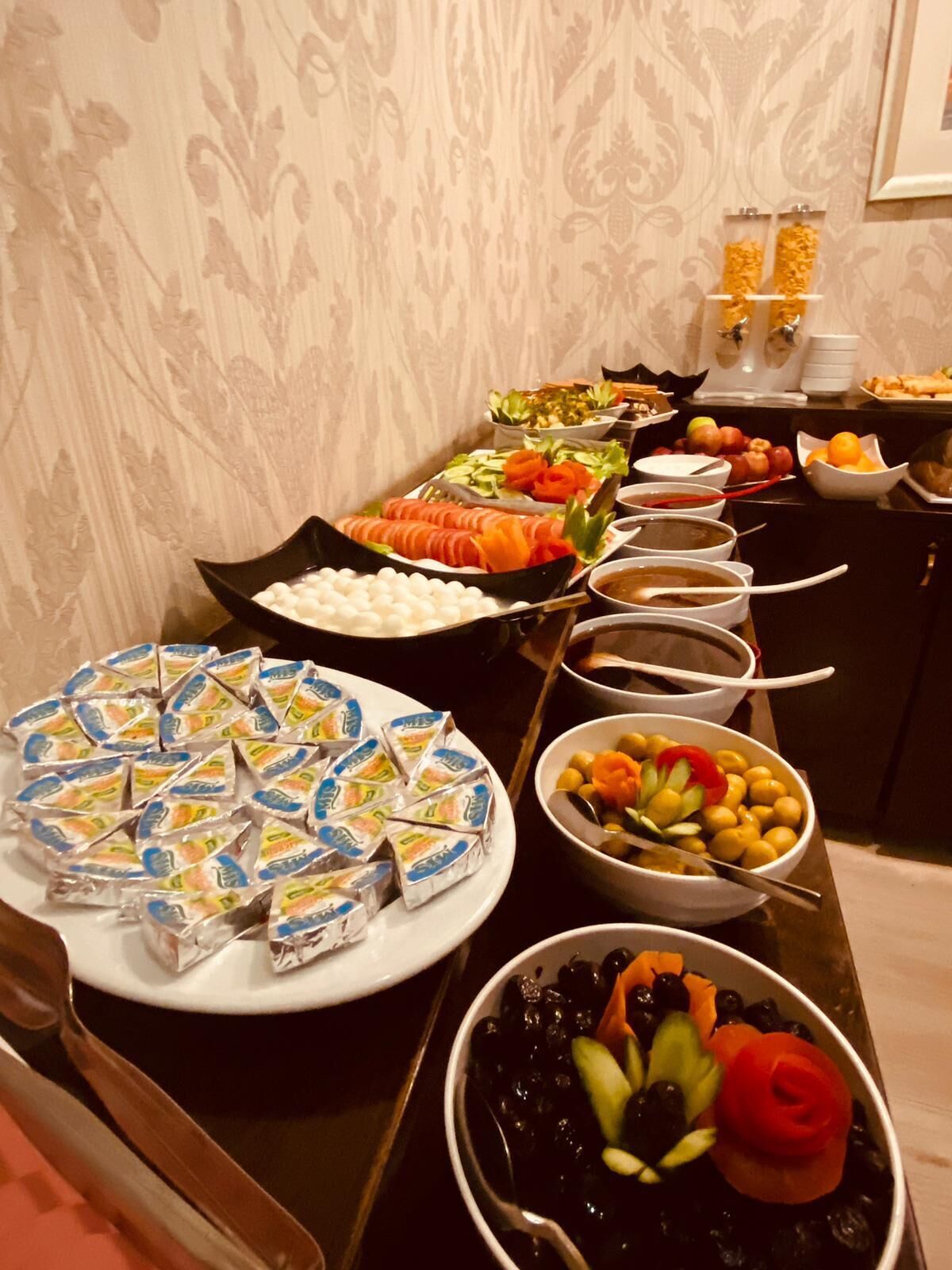 daily buffet breakfast (try 100 per person)