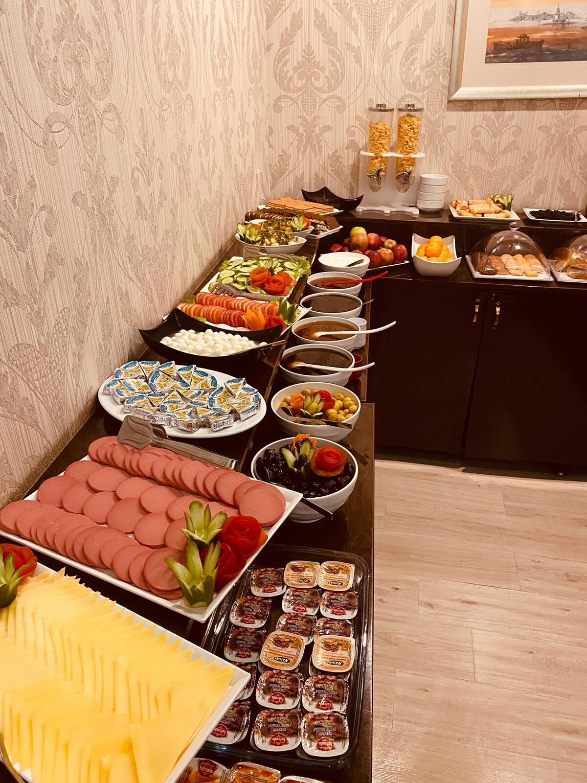 daily buffet breakfast (try 100 per person)