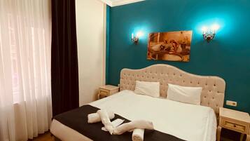 Standard-Doppel- oder -Zweibettzimmer | Minibar, Zimmersafe, Schreibtisch, schallisolierte Zimmer