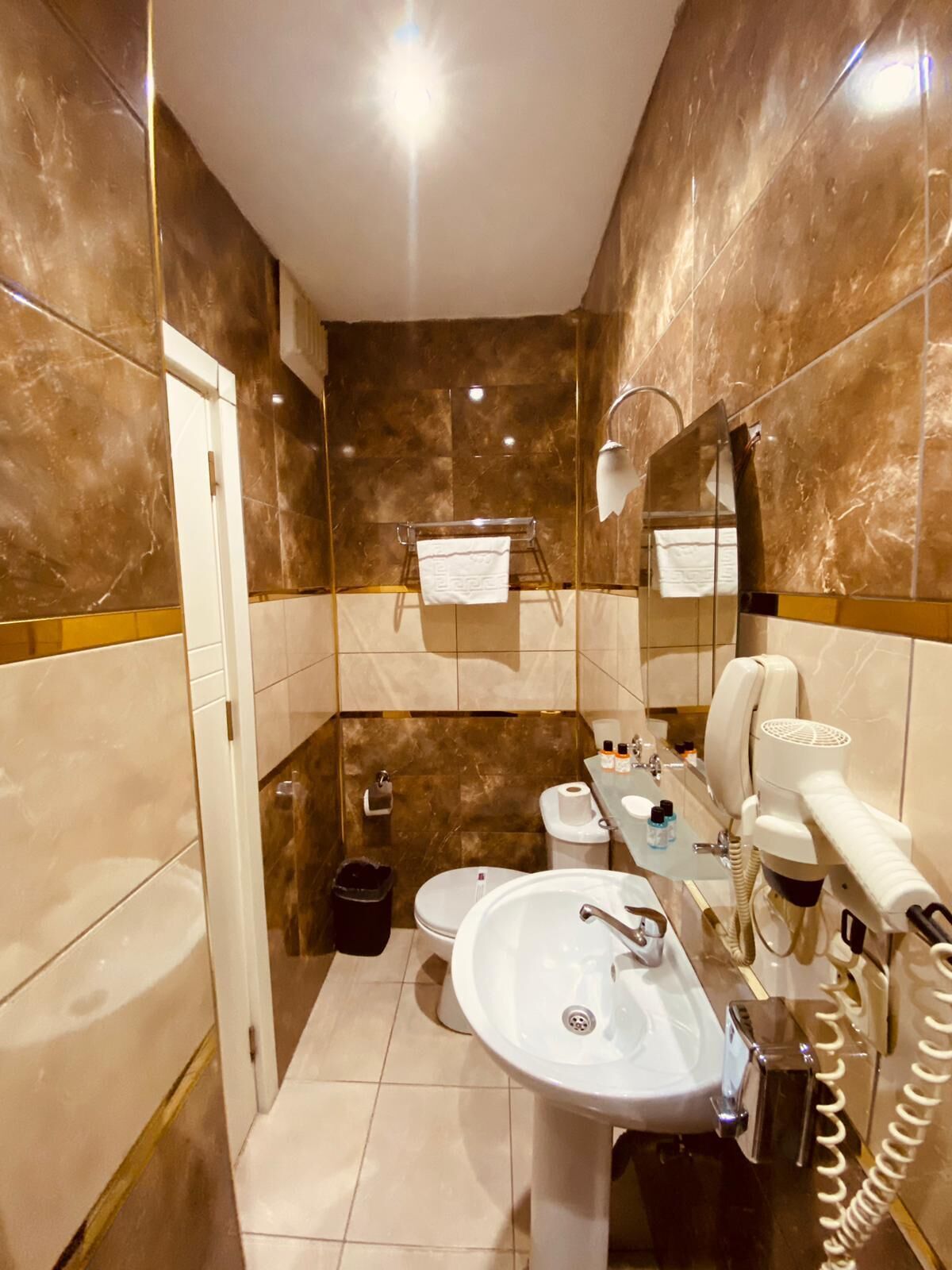 standard single room, 1 double bed | bathroom | shower, free toiletries, hair dryer, dressing gowns