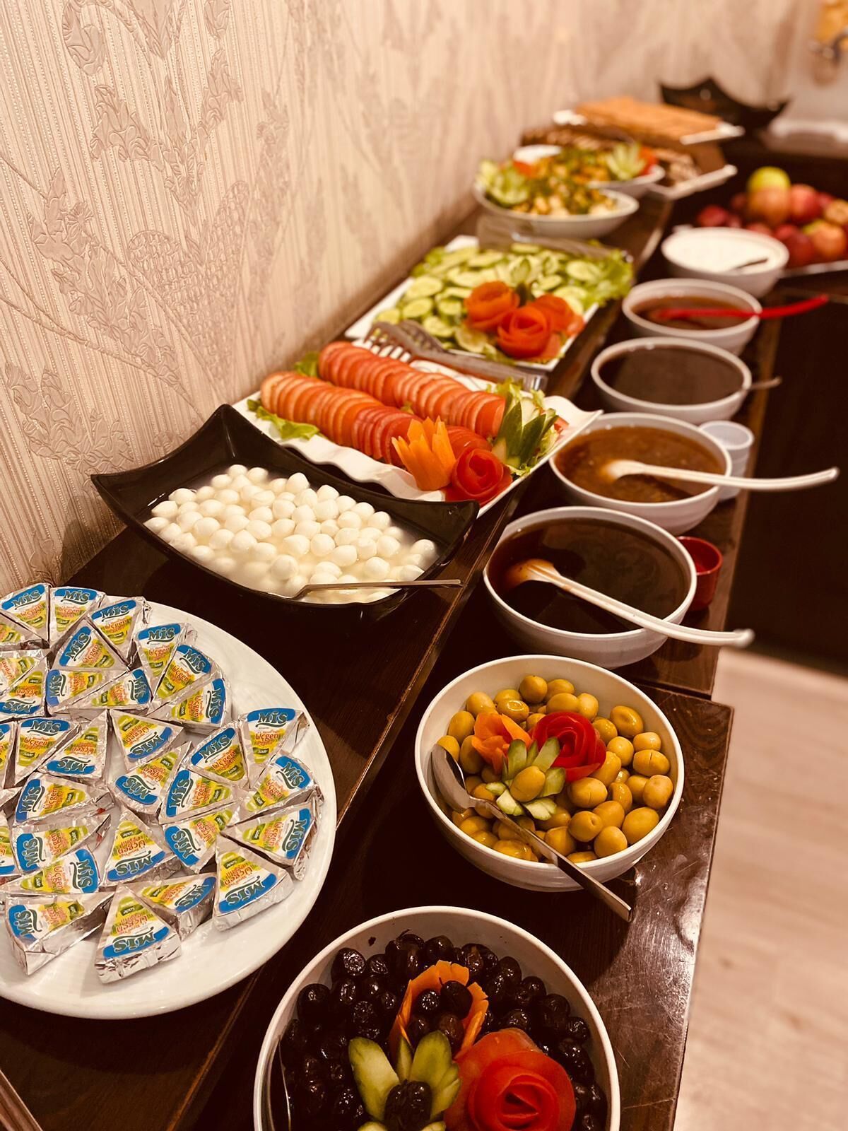 daily buffet breakfast (try 100 per person)