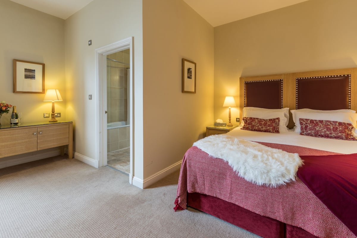 Executive kamer, 1 twee- of 2 eenpersoonsbedden, en-suite badkamer | Een bureau, geluiddichte muren, een strijkplank/strijkijzer, gratis wifi