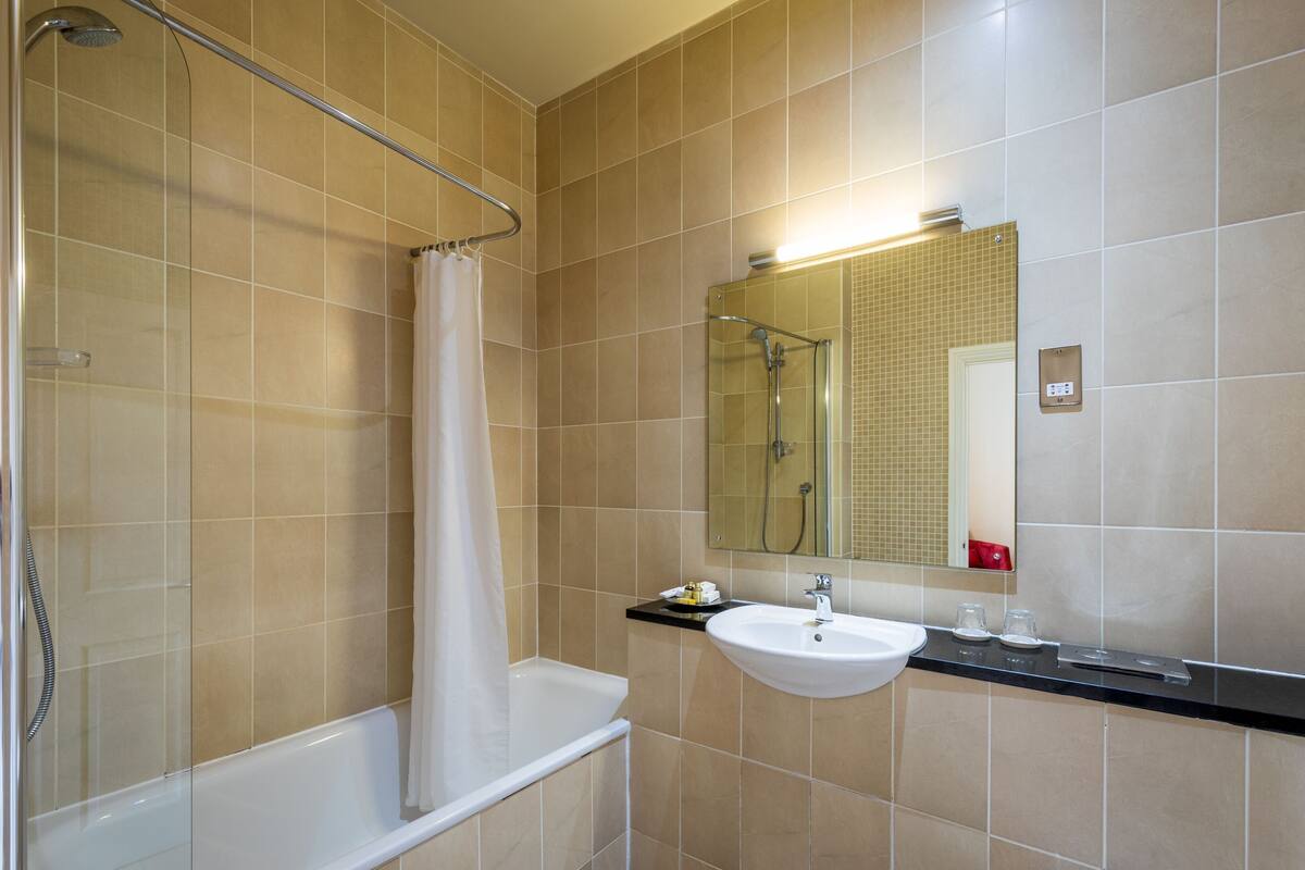 desk, soundproofing, iron/ironing board, free wifi