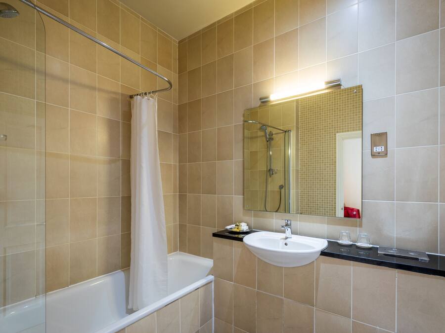 Ein Badezimmer mit Badewanne, Dusche und Waschbecken.