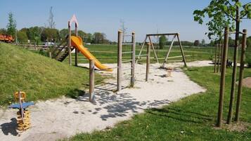 Área de juegos infantiles al aire libre