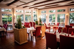 Breakfast, lunch, dinner served; German cuisine, al fresco dining  - DreiMädelHaus - Restaurant & Hotel (Kirchseelte)