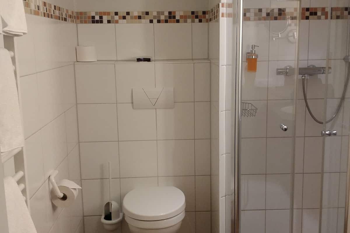 family room, 2 bedrooms | bathroom | free toiletries, hair dryer, towels