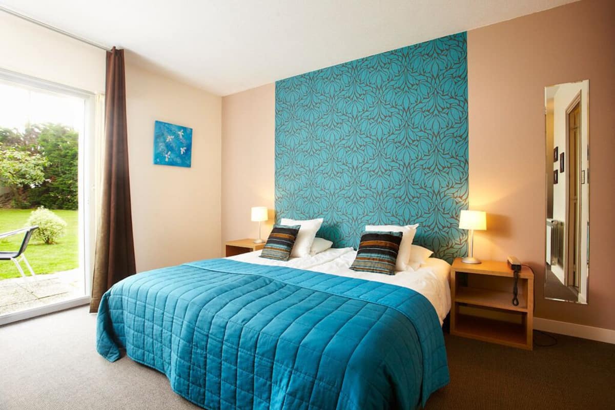 Premium bedding, desk, soundproofing, cribs (surcharge)