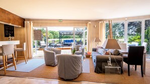 Un vestíbulo amplio con zona de estar, un bar y ventanas grandes que ofrecen vistas al exterior.