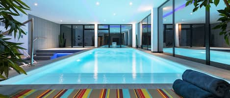 Salas de tratamiento para parejas, un sauna, una bañera de hidromasaje