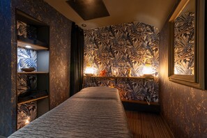 Salas de tratamiento para parejas, sauna y tina de hidromasaje