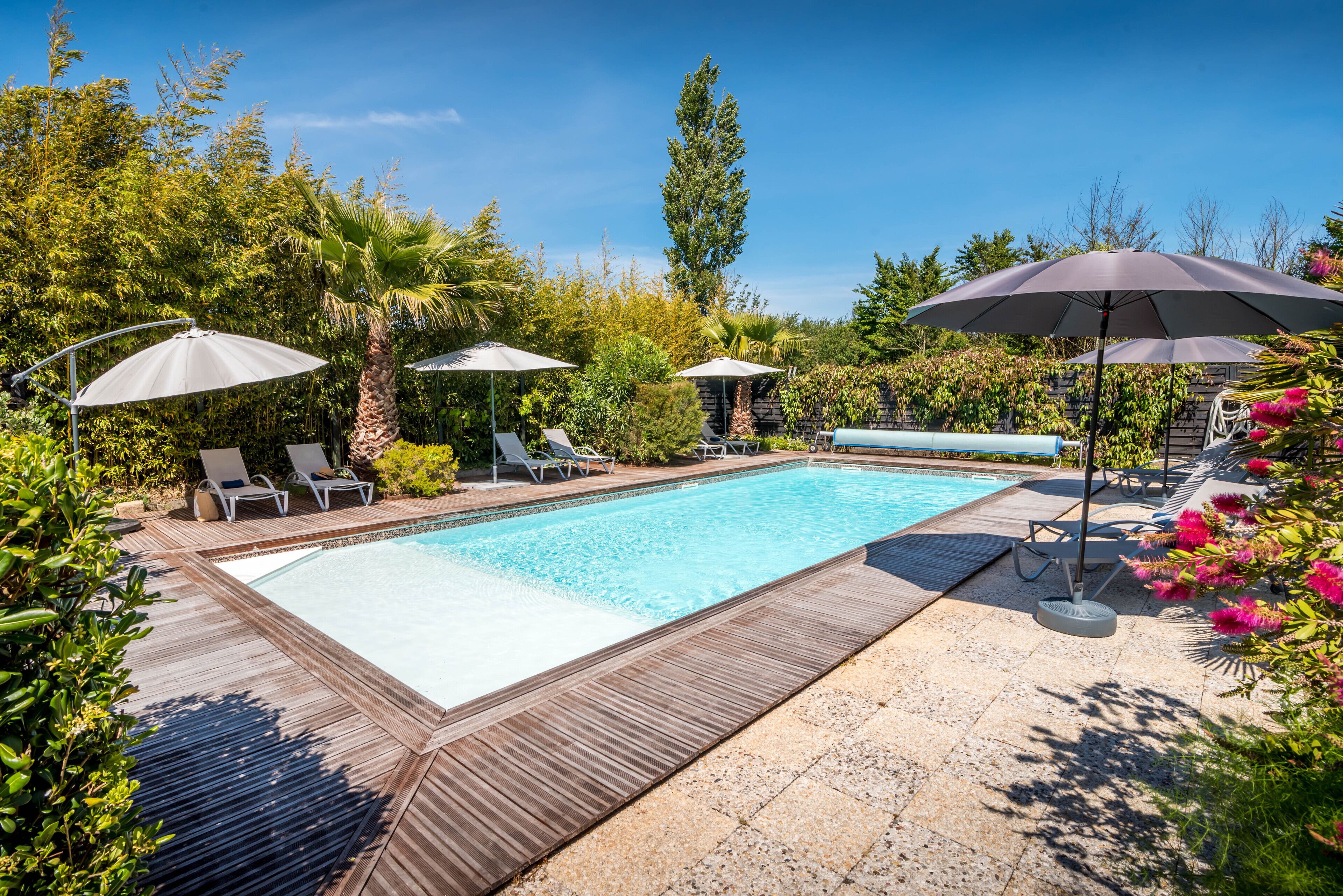 Piscine extérieure (ouverte en saison), chaises longues