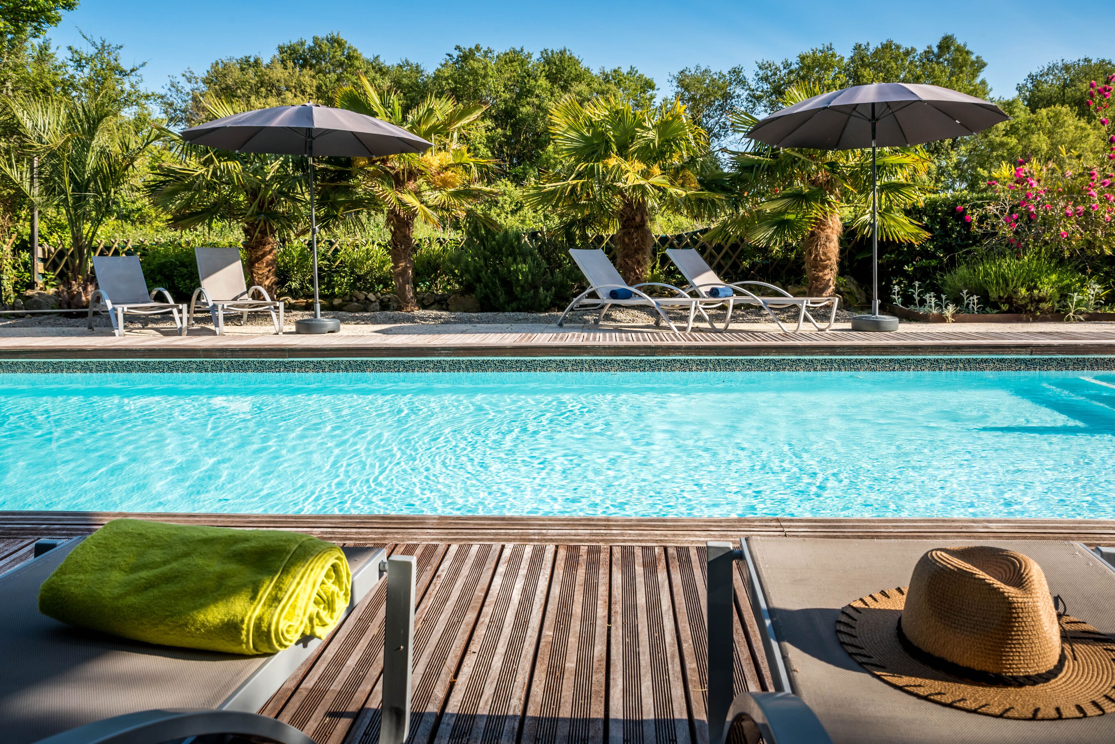 seasonal outdoor pool, open 9:30 am to 7:30 pm, pool loungers