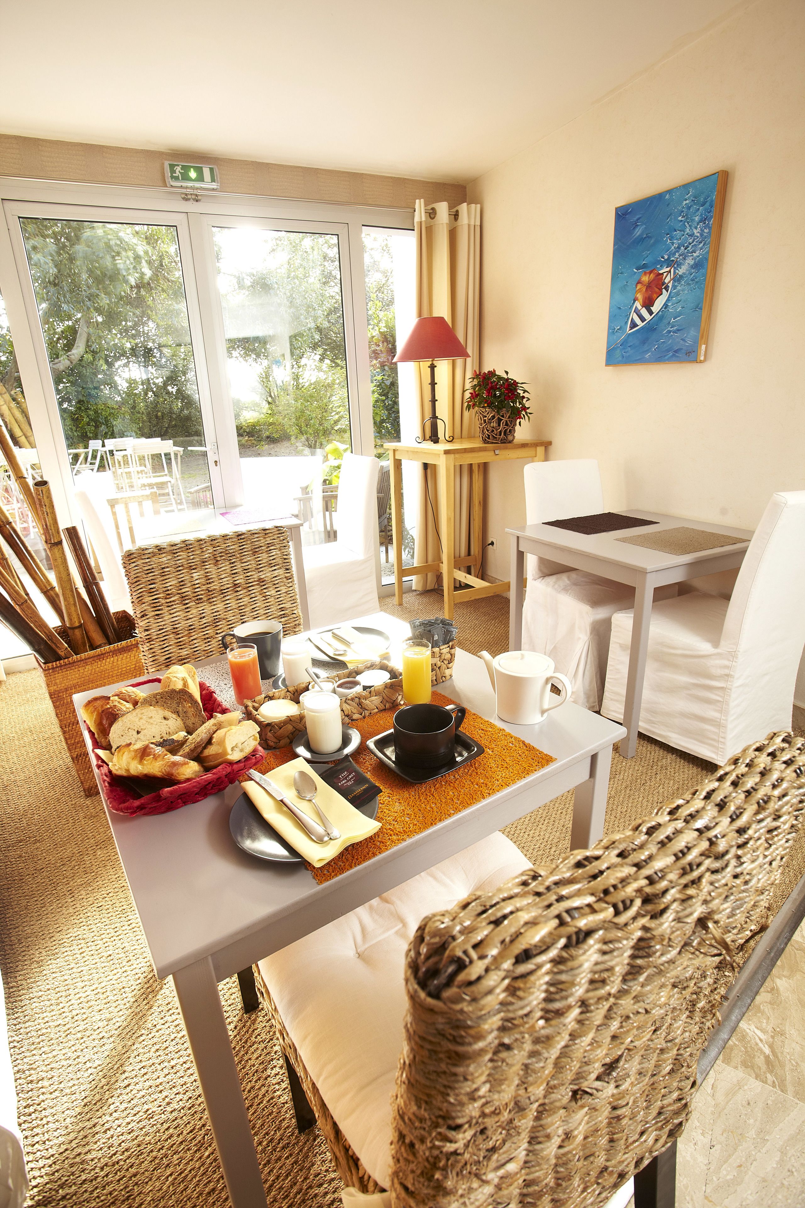 Petit déjeuner buffet (19 EUR par personne)