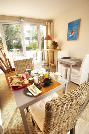 Bữa sáng buffet hàng ngày (19 EUR/mỗi người) 