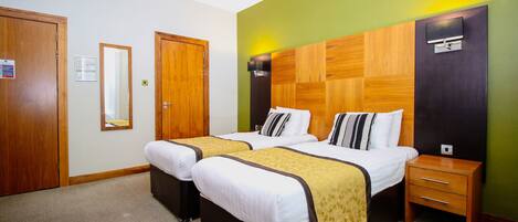 Twin kamer | Een kluis op de kamer, een bureau, een laptopwerkplek