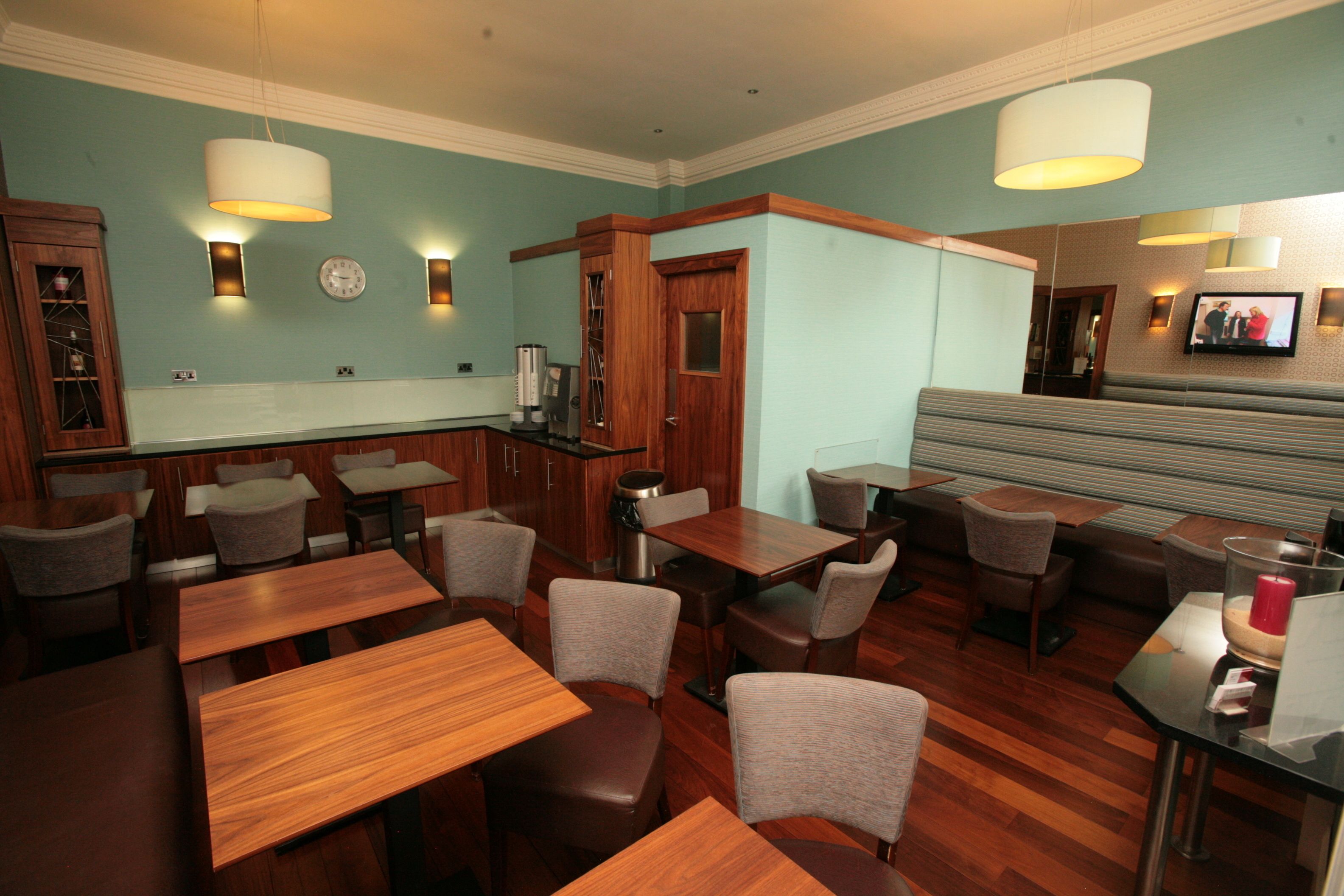 Café da manhã completo todos os dias (GBP 9.99 por pessoa) 