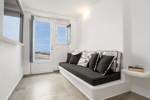 Loft Suite with Plunge Pool & Caldera View | Zona de estar | Televisión de pantalla plana de 40 pulgadas con canales por satélite