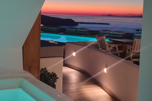 Poolfront Suite with Hot Tub & Caldera View | Edredons de pluma, frigobar, cofres nos quartos