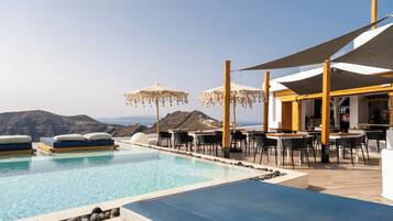 Outdoor pool, free cabanas, pool umbrellas