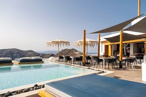 Piscine extérieure, cabanons gratuits, parasols de plage