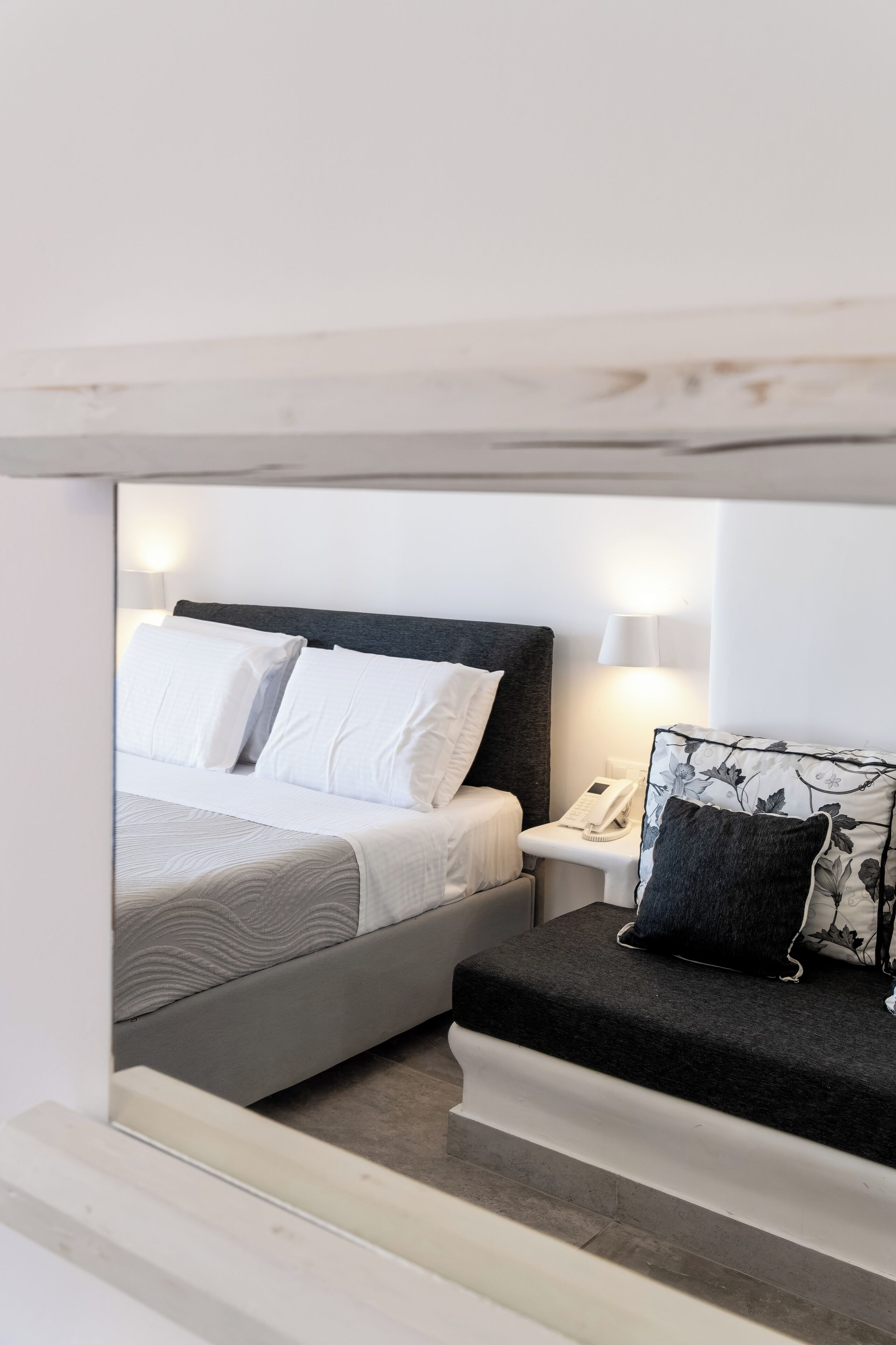 Minibar, caja de seguridad en la habitación y decoración personalizada 