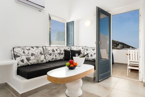 Amaze Suite with Plunge Pool & Caldera View | Zona de estar | Televisión de pantalla plana de 40 pulgadas con canales por satélite